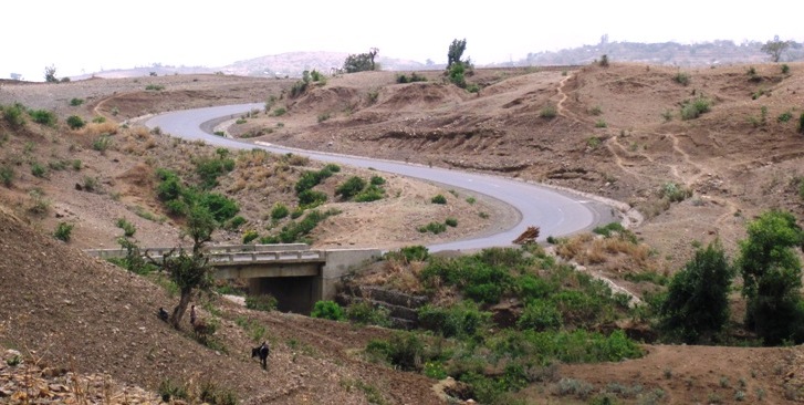 The road to Gondar winds through a dry and dusty landscape...