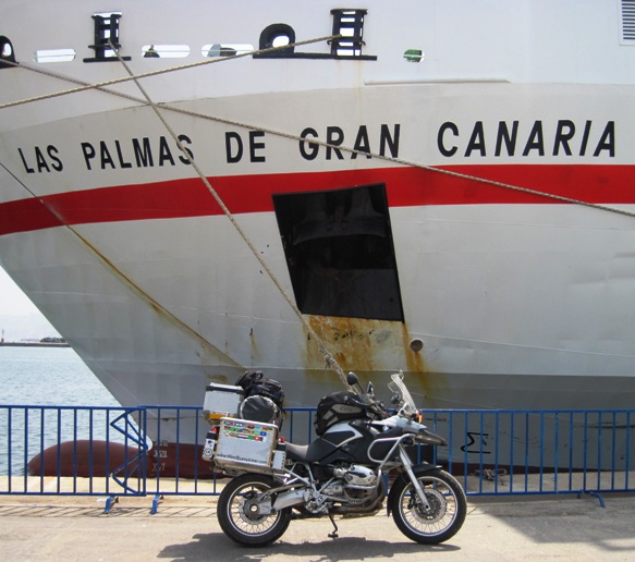 Ees beeg... Ees very beeg... The boat too...!!