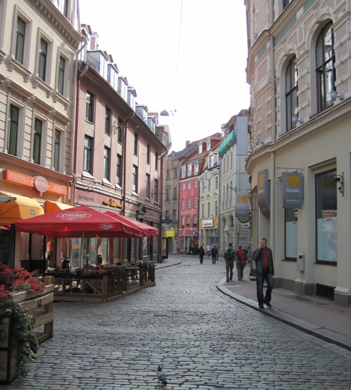2. Narrow cobblestoned streets with restaurants spilling over into them...