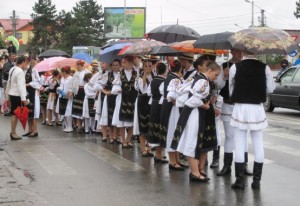 19. The couple line up again to move further down the main street, the rain continued to fall...