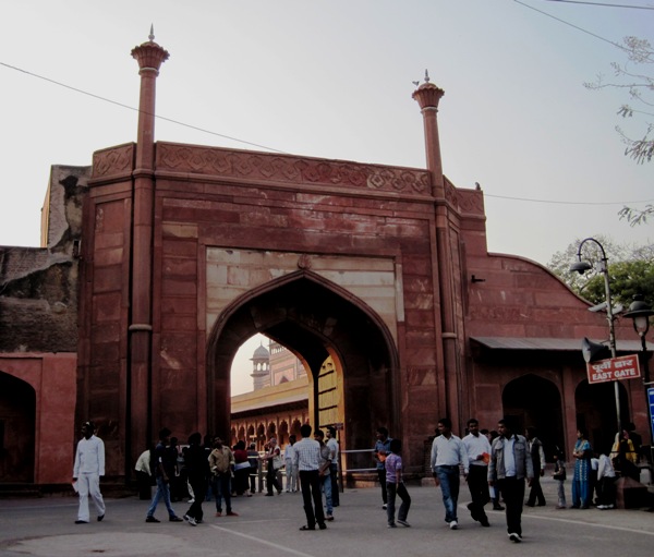 11. Entry to the Taj Mahal... Tomorrow morning would see me in the queue...!!