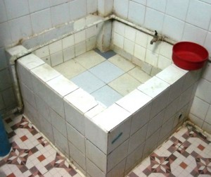 14. The water from the footbath drains directly onto the bathroom floor, making this structure superflous...!!