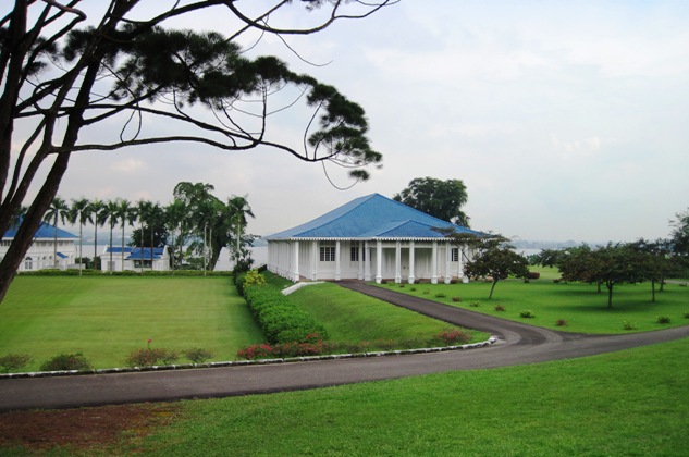 4. Tarred roads criss-cross the immaculate grounds... A great place to take long walks in...