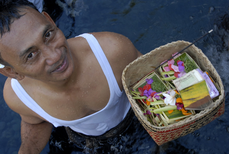 Senior guide and all round good guy, Mudra, moved from fountain to fountain distributing our offerings before we engaged in the ritual water cleansing...