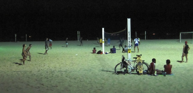 9. Down on Copacabana Beach, we stopped to watch a game of volleyball... This was at about 11.00 pm...!! Rio hardly sleeps...!!