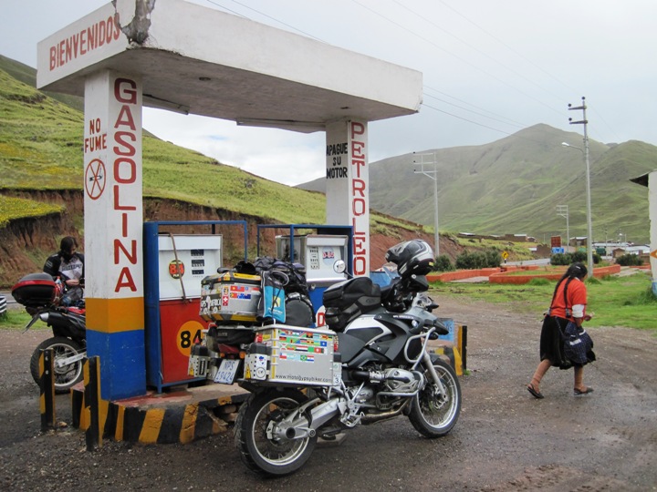 8. Refueling at Santa Rosa... I met an Argentine biker on a 250cc Honda, who was on his way back to Cordoba... We chatted for a while, and I gave him some onfo on the road that still lay ahead of him...