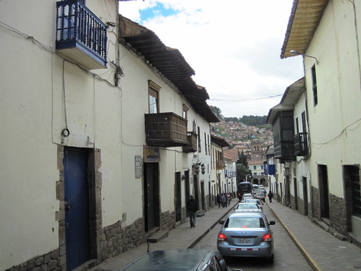 Getting a huge bus down the narrow streets of Cuzco is no easy task...!!