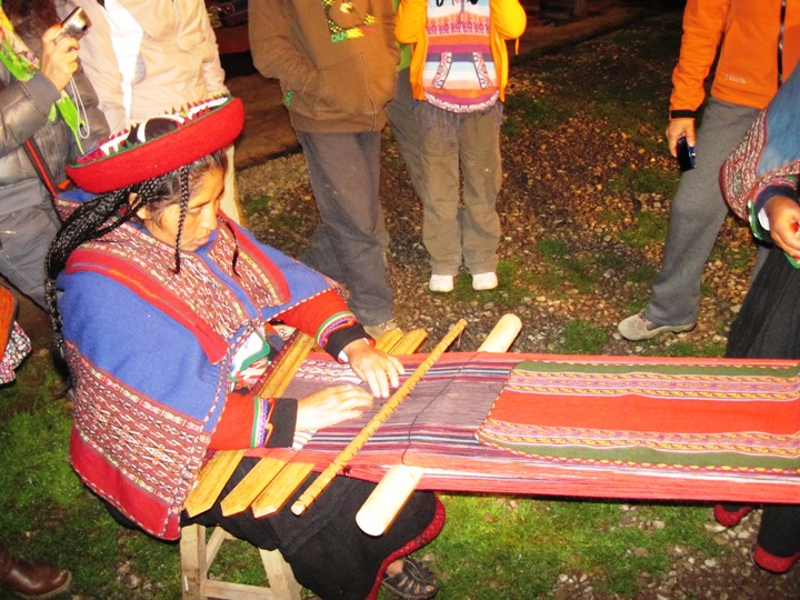 Her hands moved so fast, I could hardly make out what she was doing...!! Such complicated patterns made with such a simple loom...!!