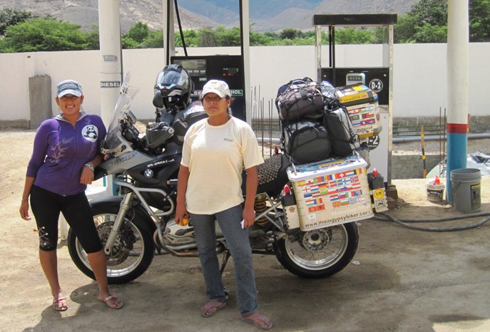 6. In the middle of nowhere, I came across this little fuel station manned by these two young woman... The one on the left begged me to take her with me to Huaraz...!!