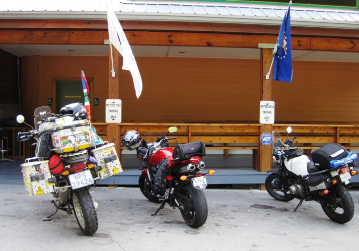 The Big Fella held his own against the speedsters and got us onto the front cover of a motorcycle magazine in the process... Good on yer...!!